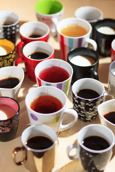 Té, café y leche en tazas —  Fotos de Stock