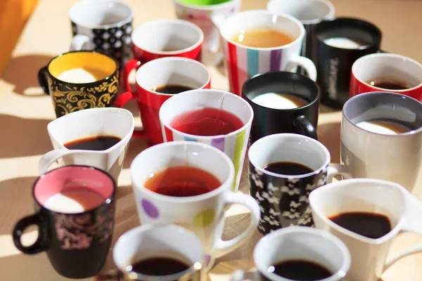Té, café y leche en tazas —  Fotos de Stock