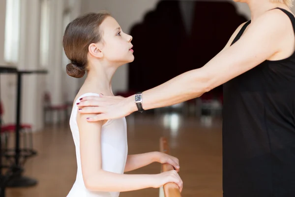 Dziewczynka młody baletnicy ćwiczenia — Zdjęcie stockowe