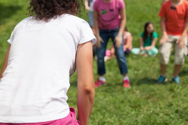 çocuklar parkta güneşli günde hareketlendirme