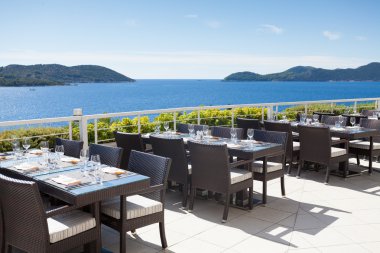 Masayı Deniz Manzaralı