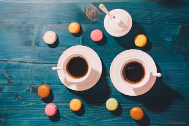 iki bardak kahve ve macarons