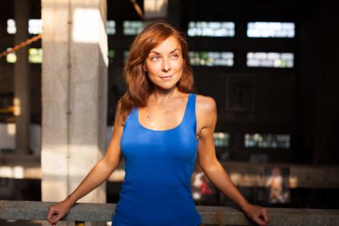 Çekici kırmızı saçlı kadın