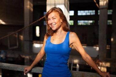 Çekici kırmızı saçlı kadın