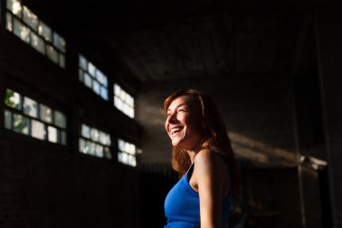 Çekici kırmızı saçlı kadın