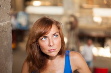 Çekici kırmızı saçlı kadın