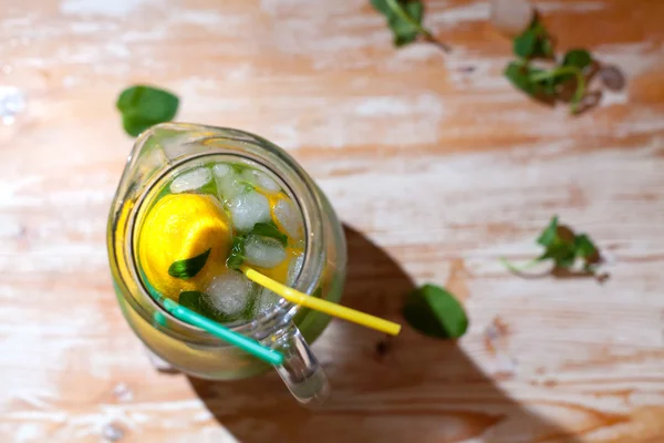 Frissítő limonádé a egész citrom — Stock Fotó