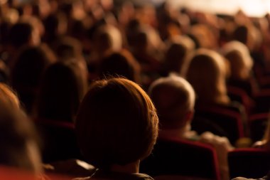 seyirci izlerken tiyatro oyun