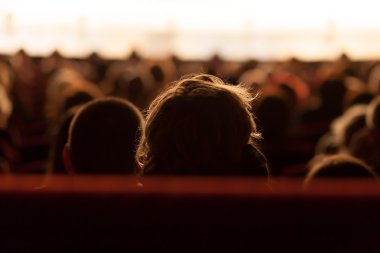 seyirci izlerken tiyatro oyun