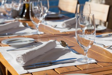 Restoran tablo deniz kenarında ayarla