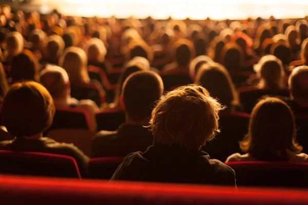 Pessoas assistindo teatro jogar — Fotografia de Stock