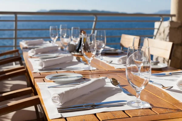 Éttermi asztal a tenger — Stock Fotó