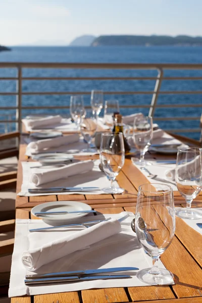 Restaurante set table com vista mar — Fotografia de Stock