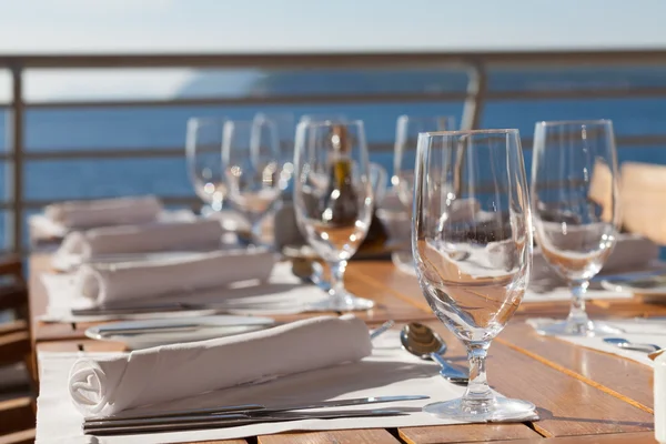 Mesa de restaurante com vista para o mar — Fotografia de Stock