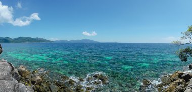 Deniz kıyısında ve mavi gökyüzü Lipe