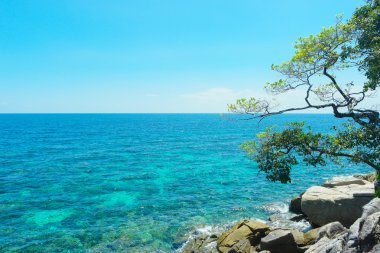 Deniz kıyısında ve mavi gökyüzü Lipe Adası