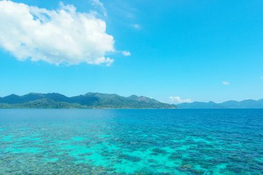 Gökyüzü mavi ve berrak su ile Lipe üzerinde