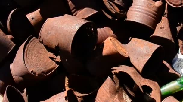 Пан из ржавых оловянных банок — стоковое видео