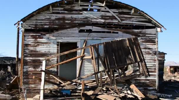 Старый заброшенный дом — стоковое видео