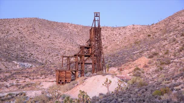 Abandonar la mina durante el día — Vídeo de stock