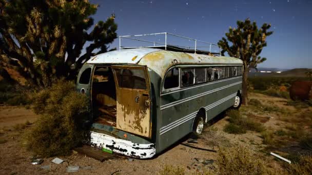 Покинуть автобус в пустыне ночью — стоковое видео