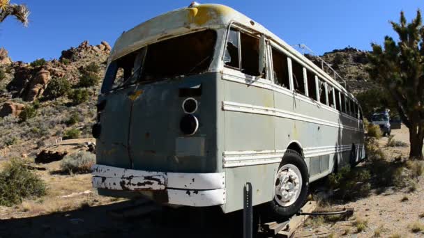 Verlaten Bus in woestijn — Stockvideo