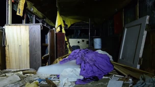 Dentro de un autobús abandonado por la noche — Vídeos de Stock