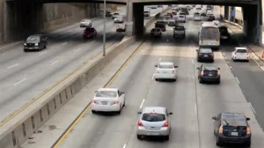 Şehir merkezinde meşgul karayolunda trafik