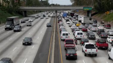 Şehir merkezinde meşgul karayolunda trafik