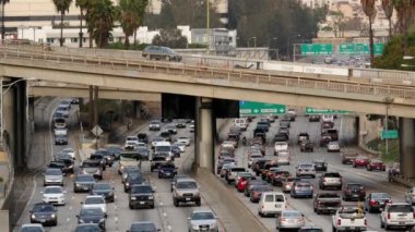Şehir merkezinde meşgul karayolunda trafik
