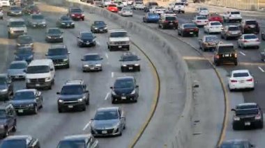 Şehir merkezinde meşgul karayolunda trafik görünümü