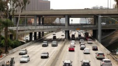 Şehir merkezinde meşgul karayolunda trafik