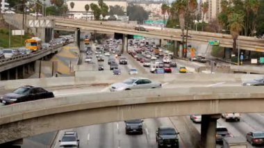 Şehir merkezinde meşgul karayolunda trafik