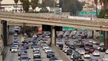 Şehir merkezinde meşgul karayolunda trafik