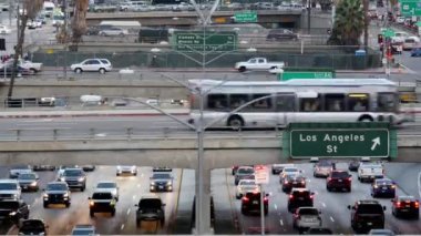 Şehir merkezinde meşgul karayolunda trafik görünümü