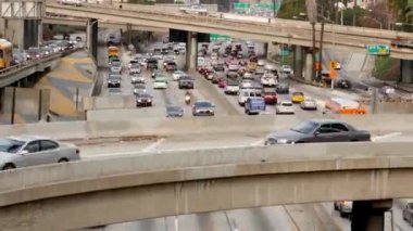 Şehir merkezinde meşgul karayolunda trafik