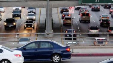 Şehir merkezinde meşgul karayolunda trafik