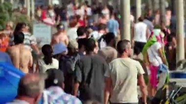 Zaman atlamalı yoğun yaya kaldırımda kalabalıklar