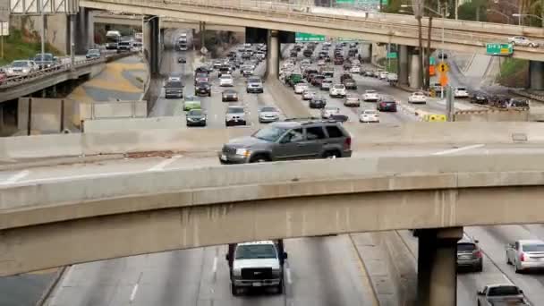 Tráfico en autopista ocupada en el centro — Vídeos de Stock