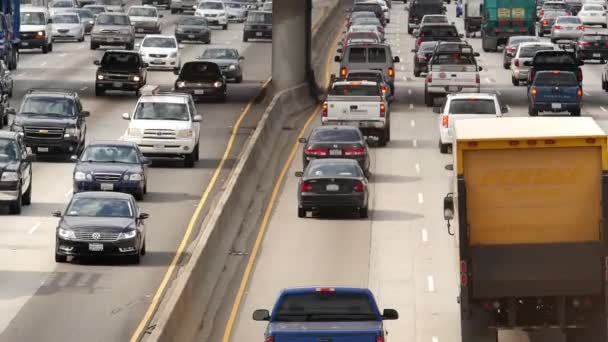 在繁忙的高速公路，在市区的交通 — 图库视频影像