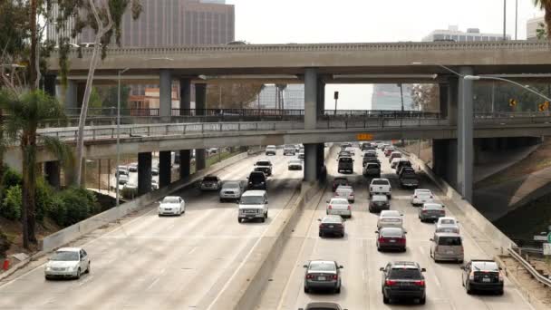 Traffico sulla superstrada trafficata in centro città — Video Stock