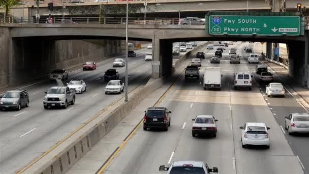 Traffic on Busy Freeway in Downtown — Stock Video