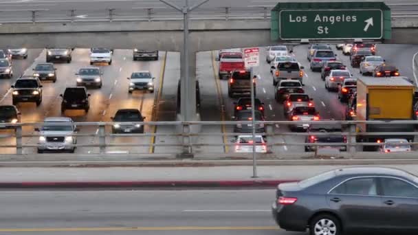 Vue de la circulation sur l'autoroute occupée dans le centre-ville — Video