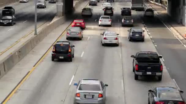 Traffico sulla superstrada trafficata in centro città — Video Stock