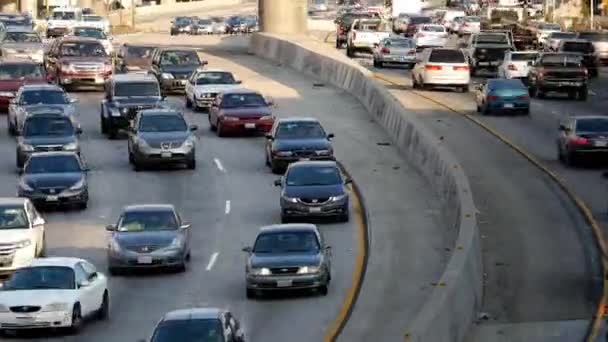 Vista do tráfego na rodovia movimentada no centro da cidade — Vídeo de Stock