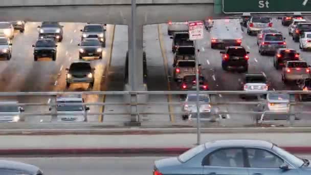 ダウンタウンで忙しい高速道路上のトラフィックのビュー — ストック動画
