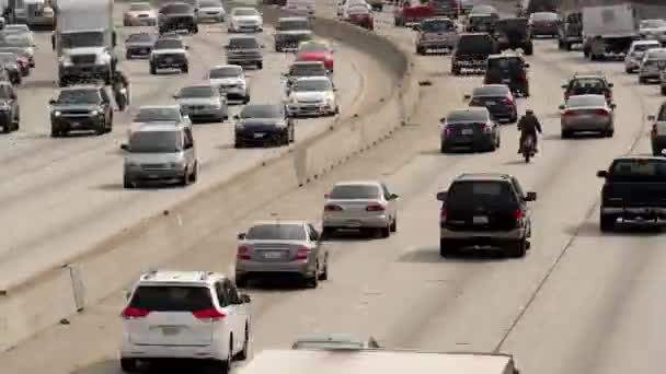 Verkeer op drukke snelweg in Downtown Los Angeles Californië — Stockvideo