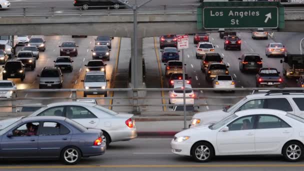 Udsigt over trafik på travl motorvej i Downtown – Stock-video