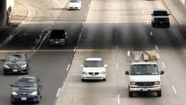 Трафік на зайнятий шосе в центрі міста — стокове відео