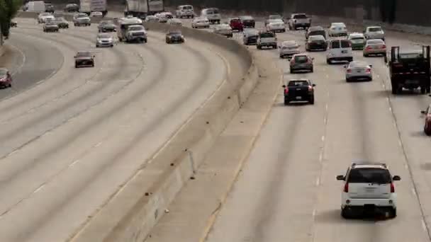 Trafiken på upptagen Freeway i centrala — Stockvideo